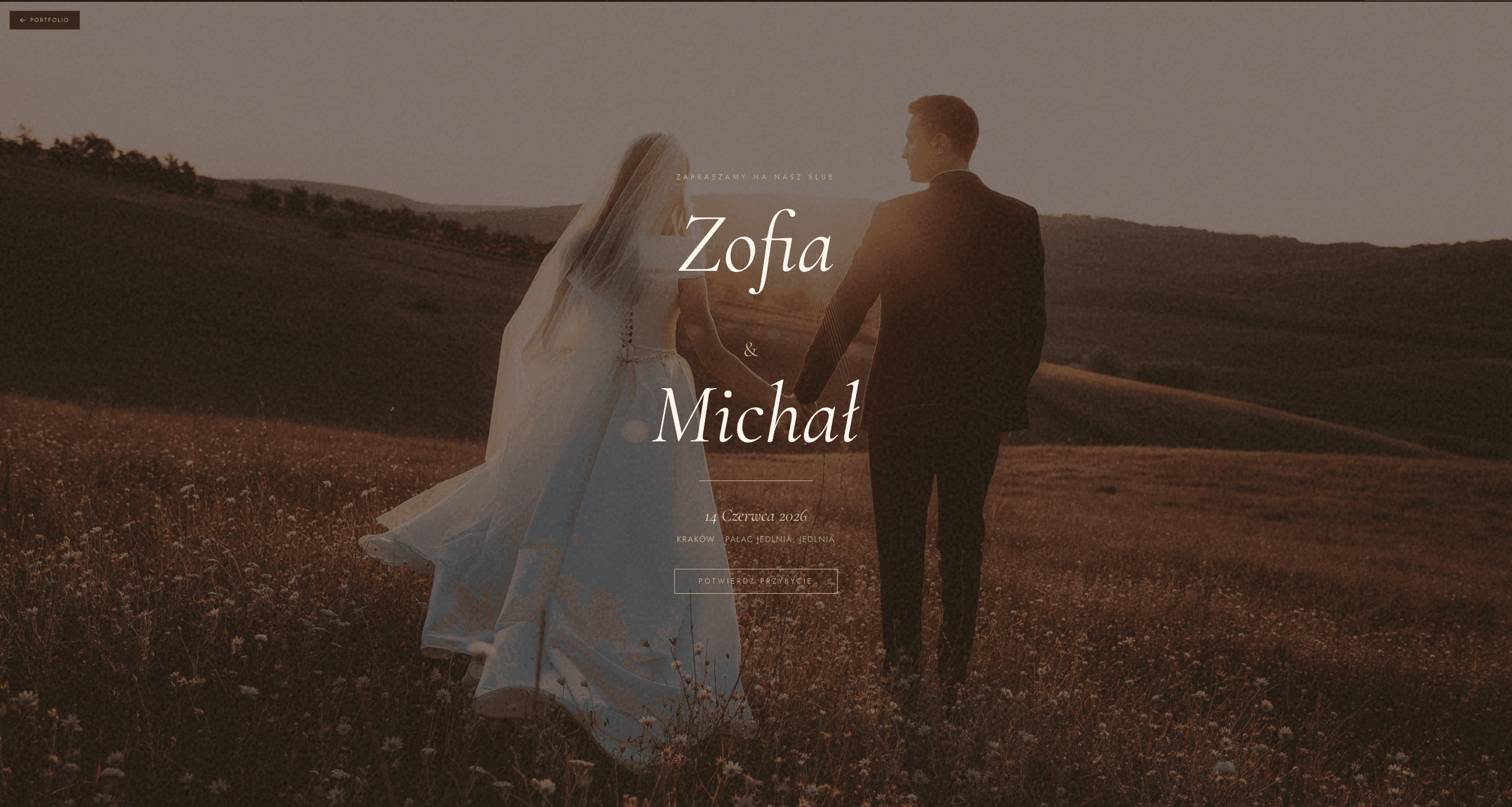 Szablon strony weselnej EspressoCreamGold — kremowe tło, złote akcenty, elegancki centrowany layout